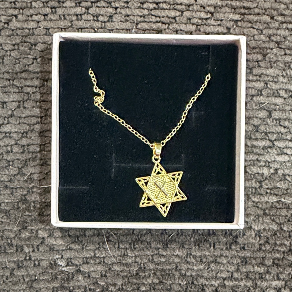 Gold Star Pendant Necklace